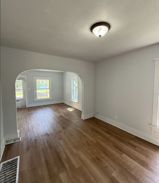 Building Photo - Section 8 Accepted! Spacious Newly Renovat...