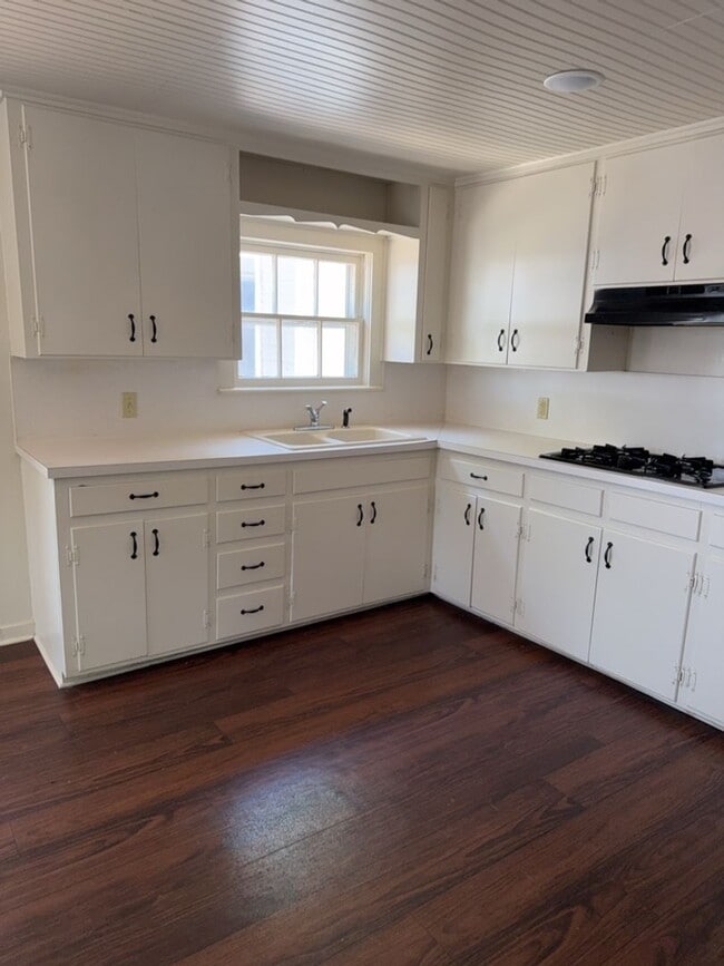 Building Photo - NEWLY RENOVATED - CHARMING 3/2 with STORAGE UNIT and COVERED PARKING