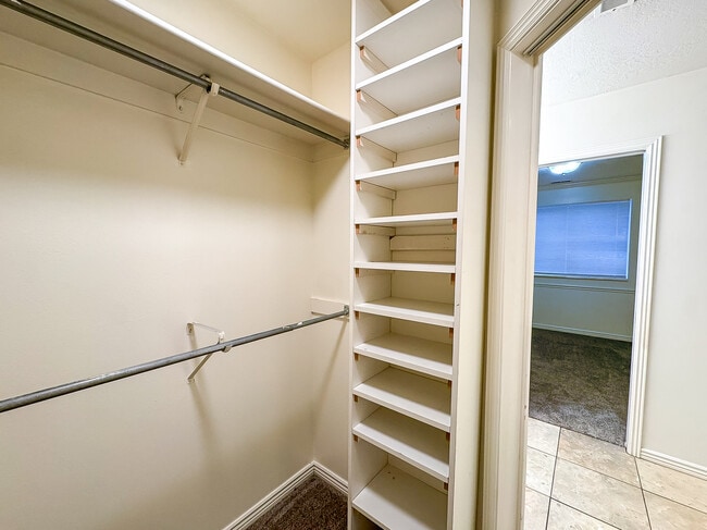 Building Photo - 1611 N Grandview Ln