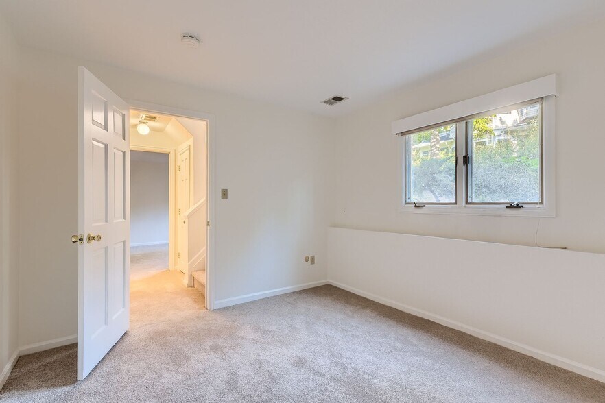 Building Photo - 2020 5th St