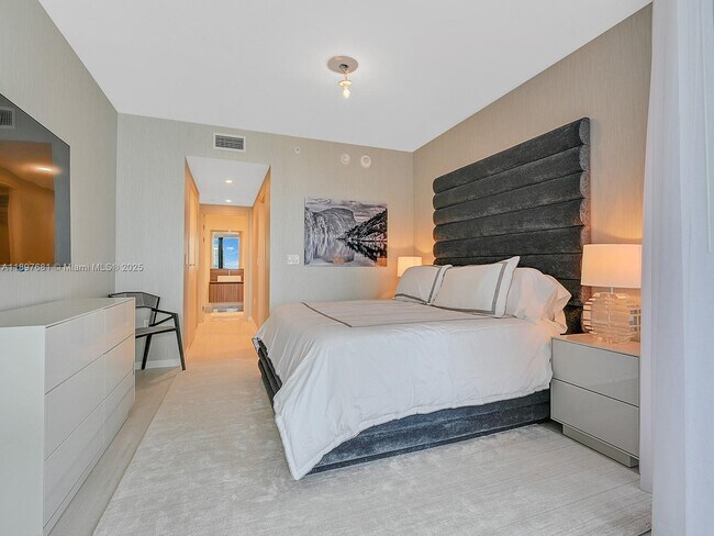 Building Photo - 1000 Brickell Plaza