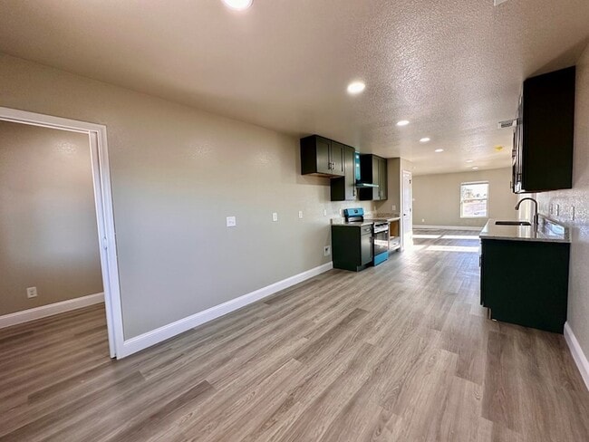 Building Photo - 1012 W 26th St