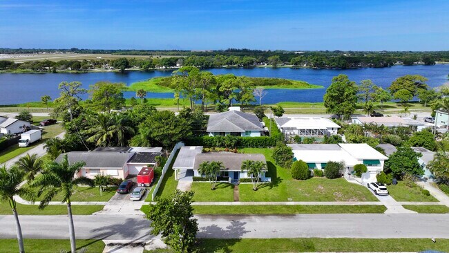 Building Photo - 1615 Crest Dr