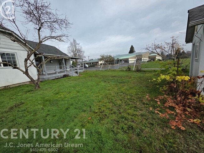 Building Photo - Newer 3 bed 2 bath