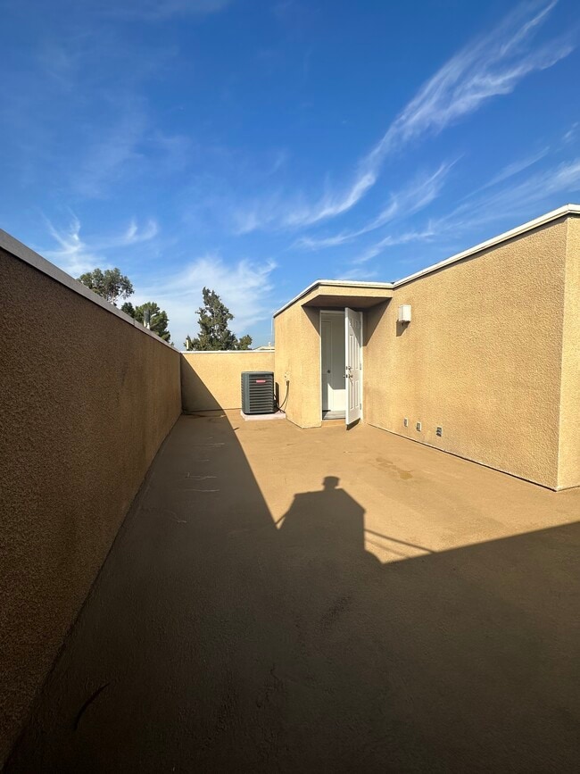 Building Photo - 13012 Riverside Dr