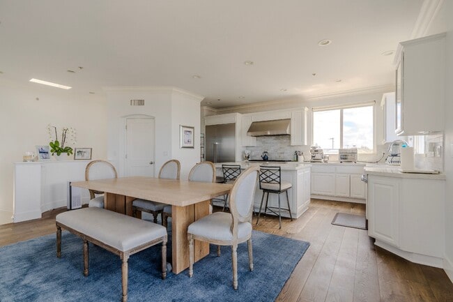 Building Photo - 300 19th St