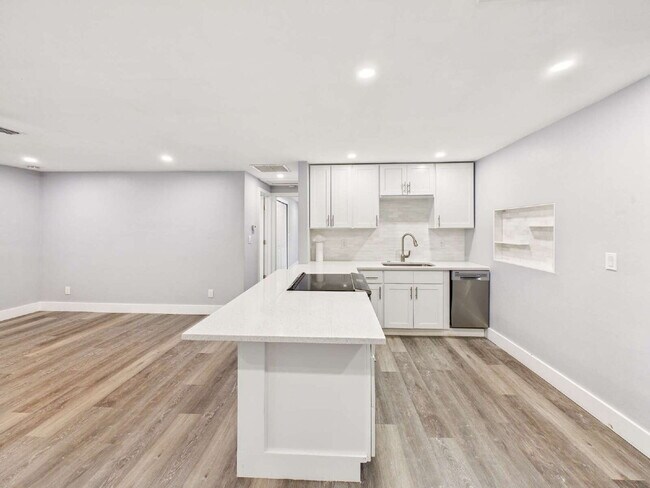 Building Photo - Bright & Pet-Friendly 2BR Home in River Pa...