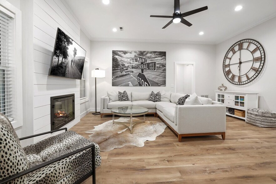 Primary Photo - 304 Coachlight Dr