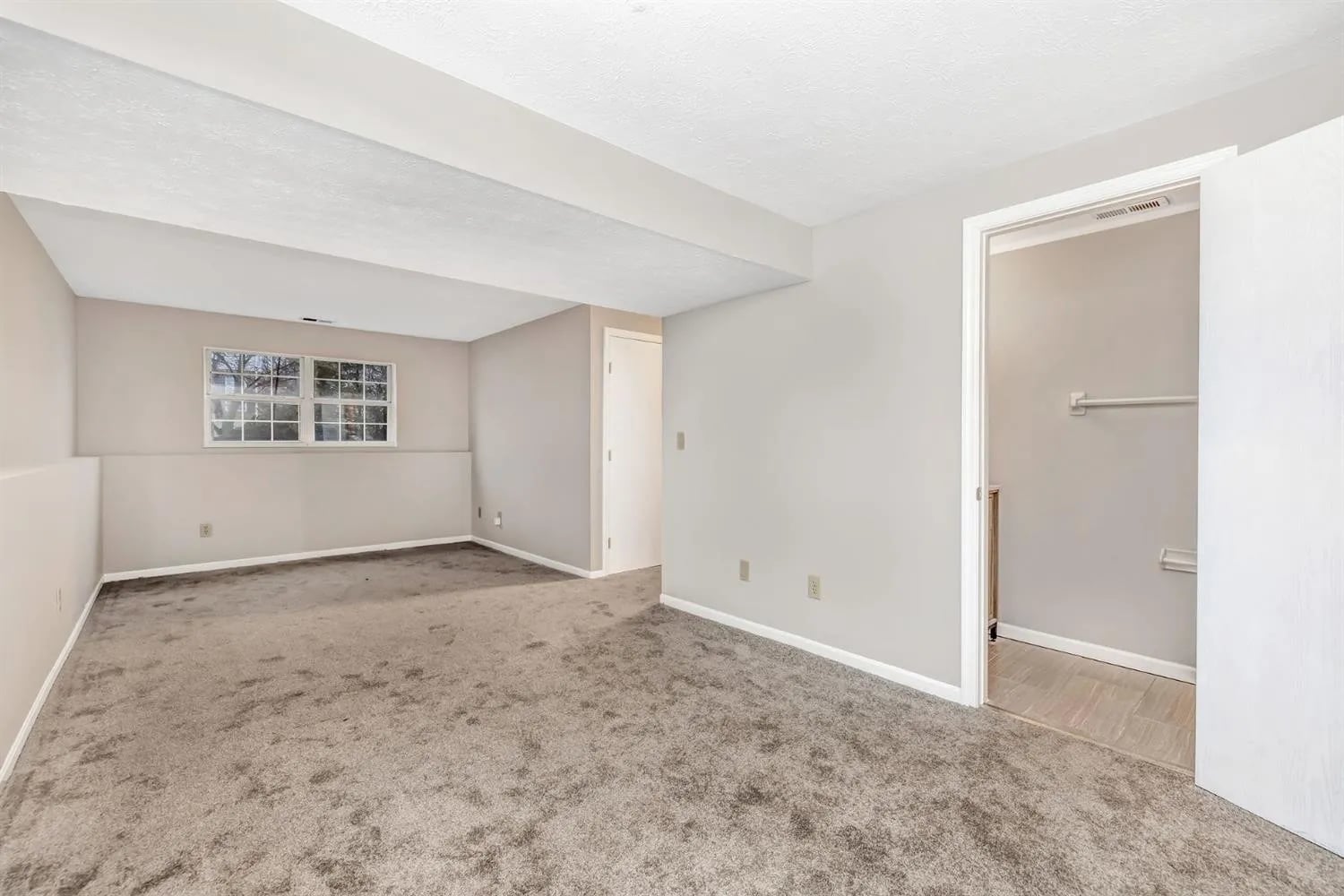 Building Photo - 915 Venetian Ter