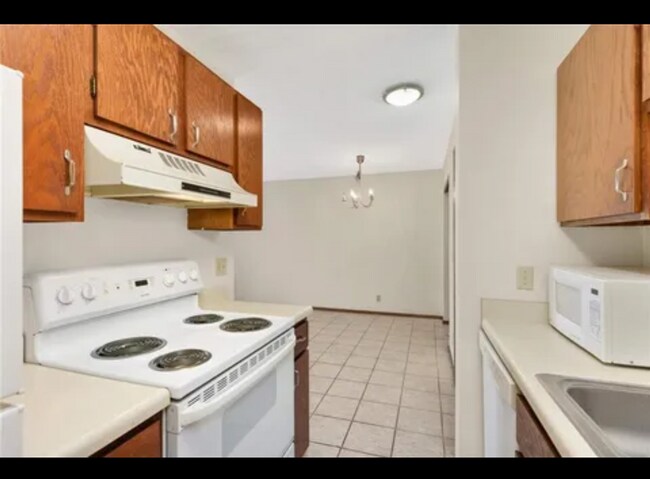 Building Photo - Spacious 2 Bedroom Condo