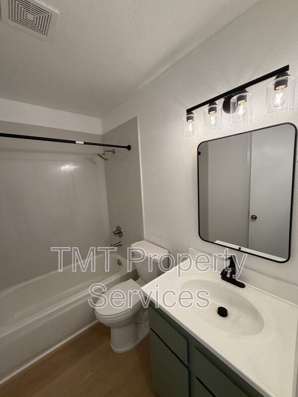 Building Photo - 8583 Fairlawn Ct