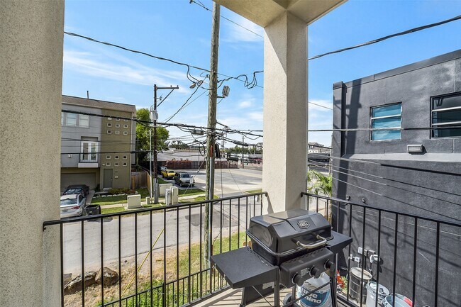 Building Photo - 904 Roy St