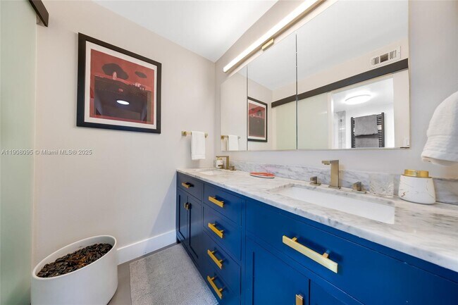 Building Photo - 1665 Bay Rd