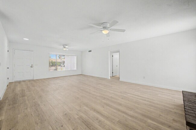 Building Photo - 935 W Santa Cruz Dr