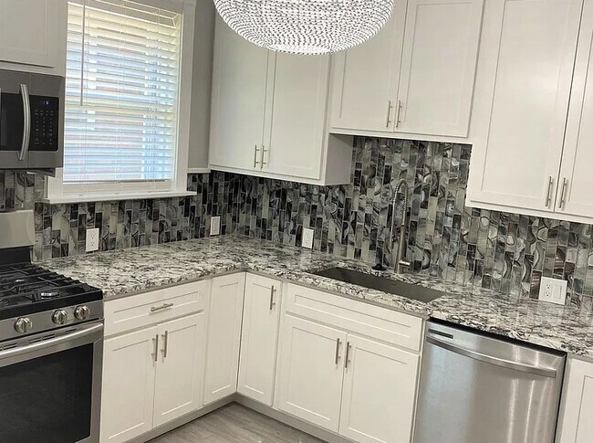 Building Photo - 7130 Amherst Ave