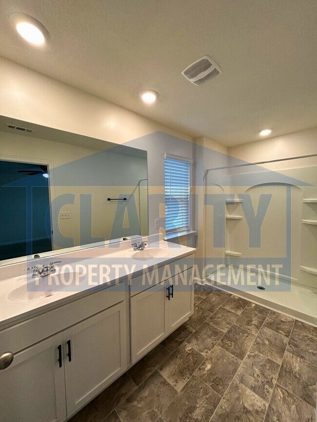 Building Photo - Beautiful 3 bedroom home in North Cleveland neighborhood!