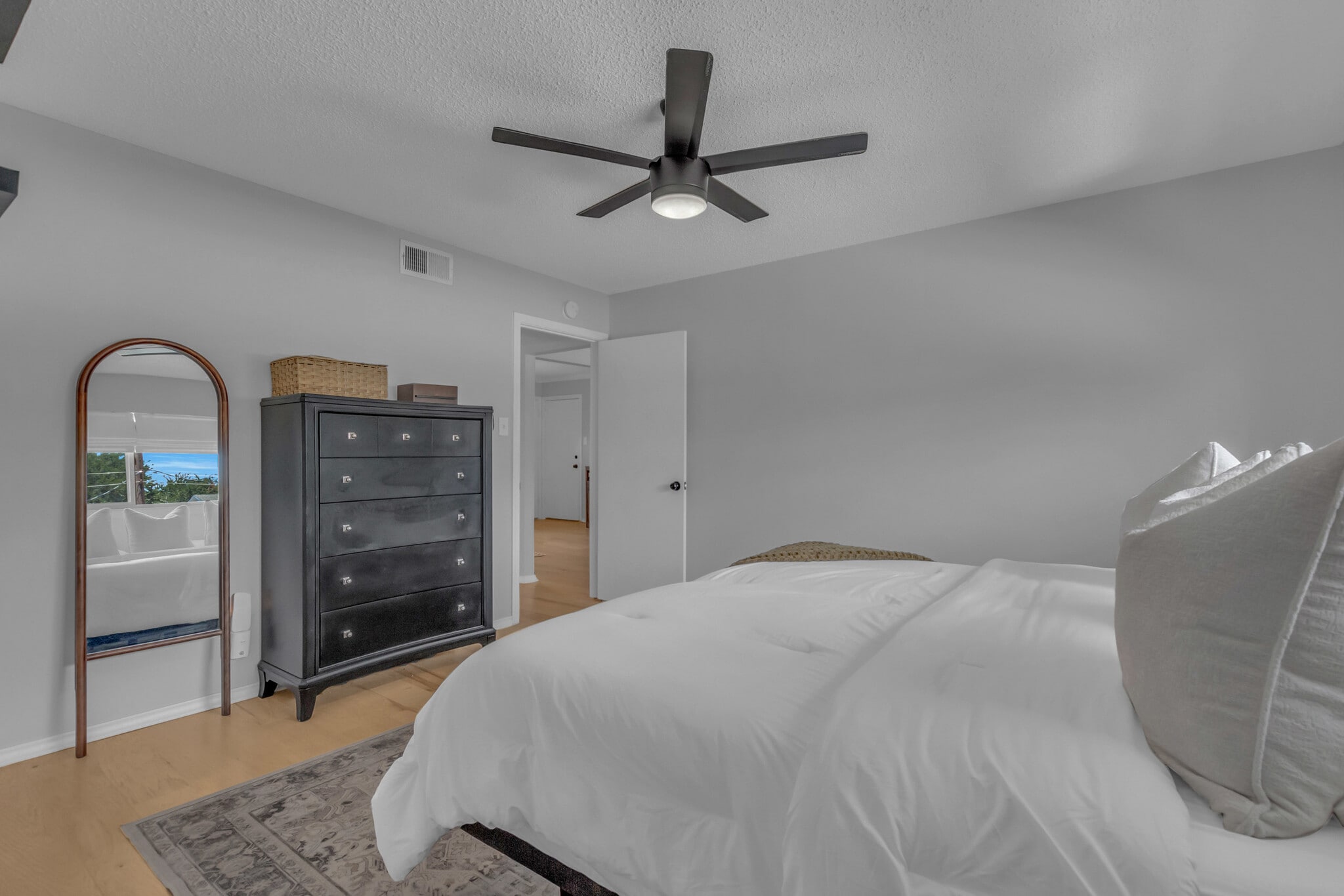 Building Photo - 5829 Sandhurst Ln