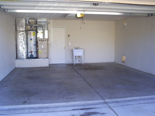 Building Photo - 3 Bedroom - 2 Bath - 1285 Sq. Ft.  - 2 Car Garage - Marana