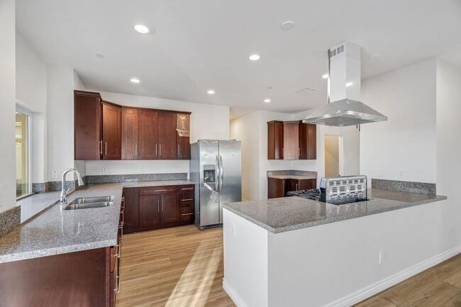 Building Photo - 5 Bedroom house with view