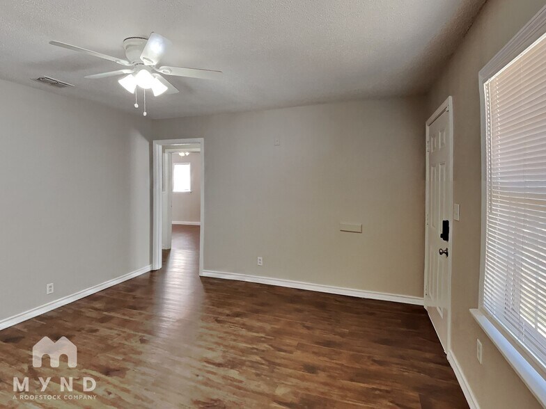 Building Photo - 108 N Avenue V