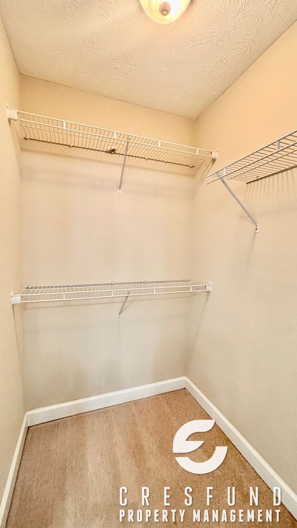 Building Photo - 4BR 2.5 Bath with Screened Porch and priva...