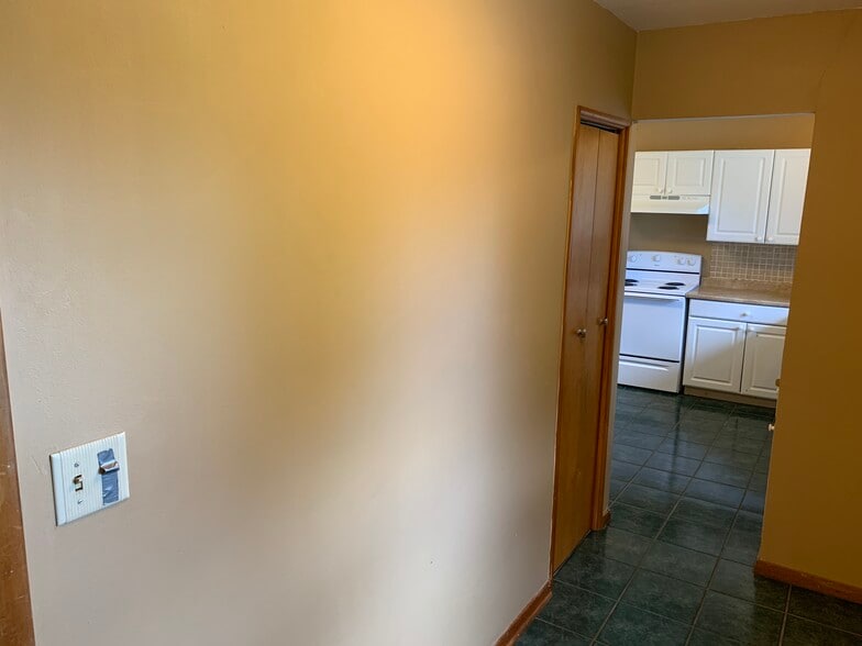 Building Photo - 2212 Cedar Acres Dr