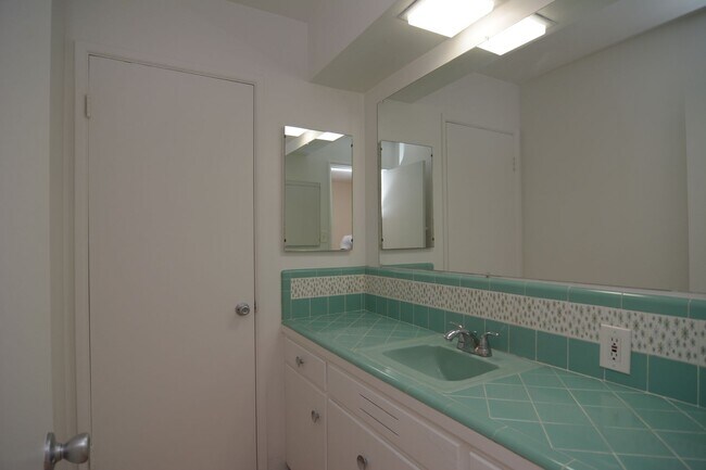 Building Photo - 6 Bedroom 3 Bath Home! Walking distance to University!