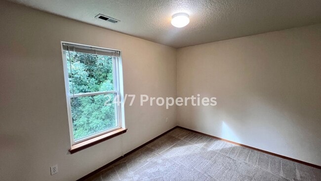 Building Photo - Beautiful 3 BD | 2.5 BA Duplex in Wine Cou...