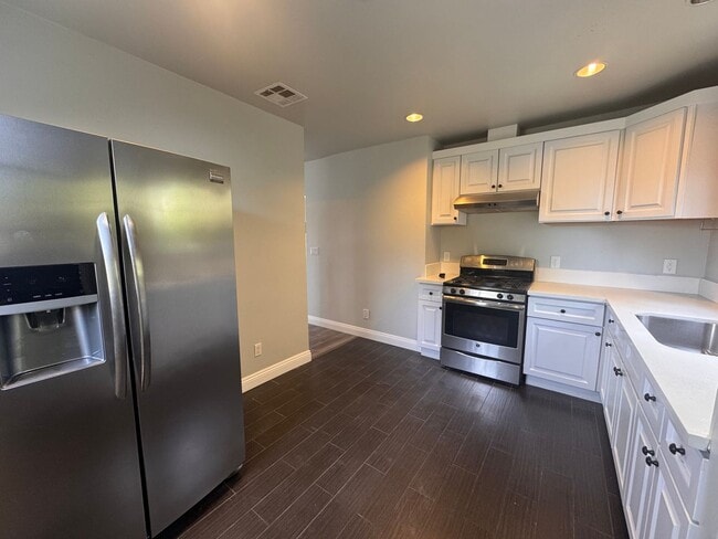 Building Photo - 703 N Ave 54