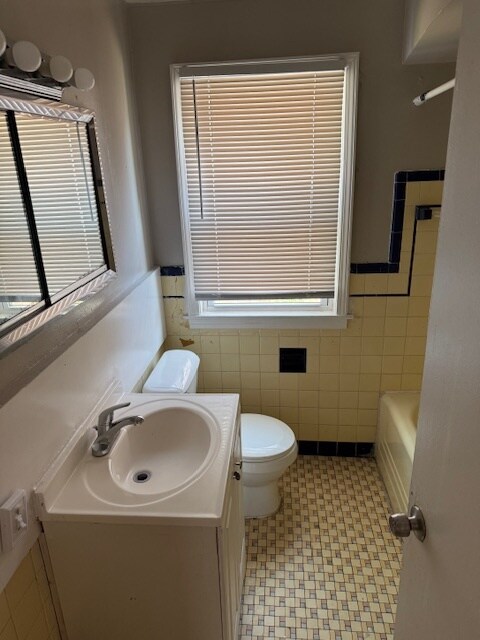 Building Photo - 9525 Robson St