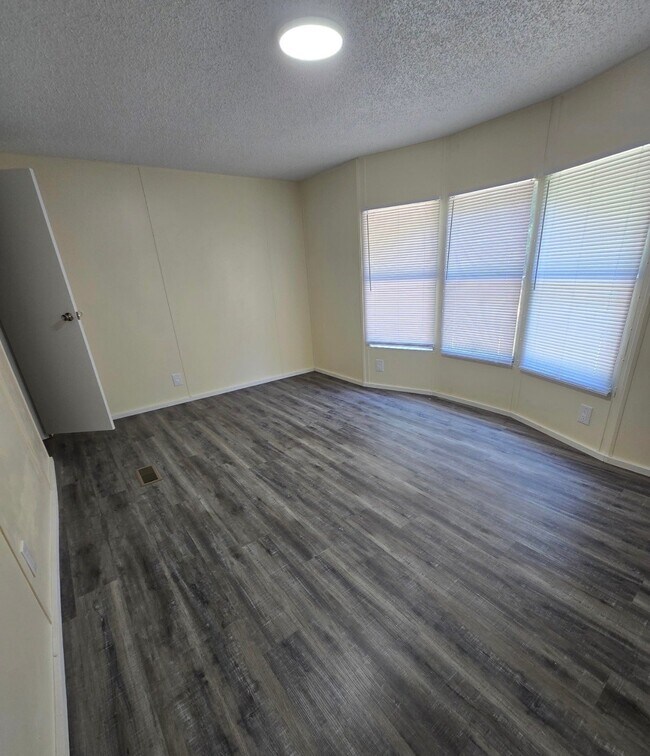 Building Photo - 7622 Shamrock Dr