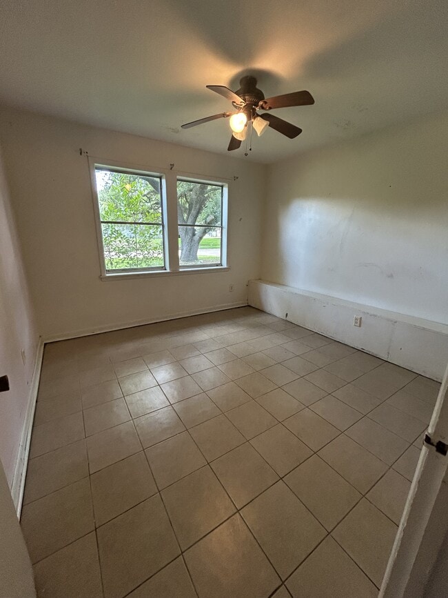 Building Photo - 1203 Caroline Dr