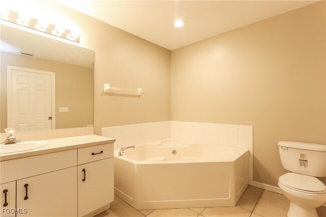 Building Photo - 2211 NE 5th Ave