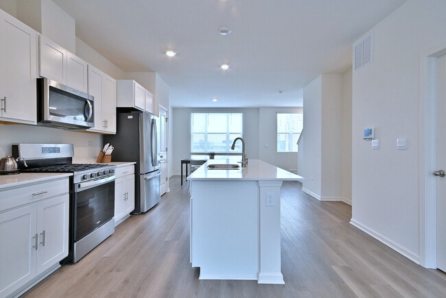 Building Photo - 332 Summit Cir