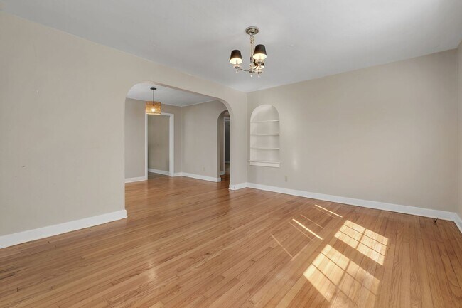 Building Photo - Charming Midtown Apartment