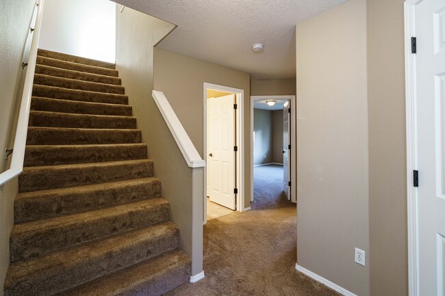Building Photo - 3 Bedroom 2.5 Bath Duplex -Quick Easy Acce...