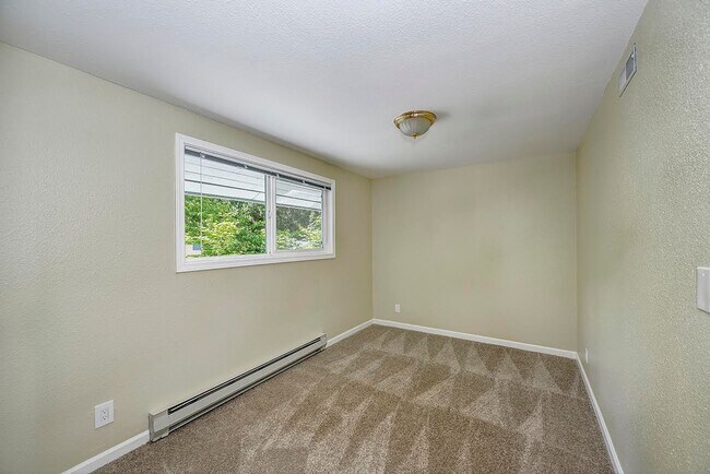 Building Photo - Edmonds 5 Bedroom 3.5 Bath Fully Fenced