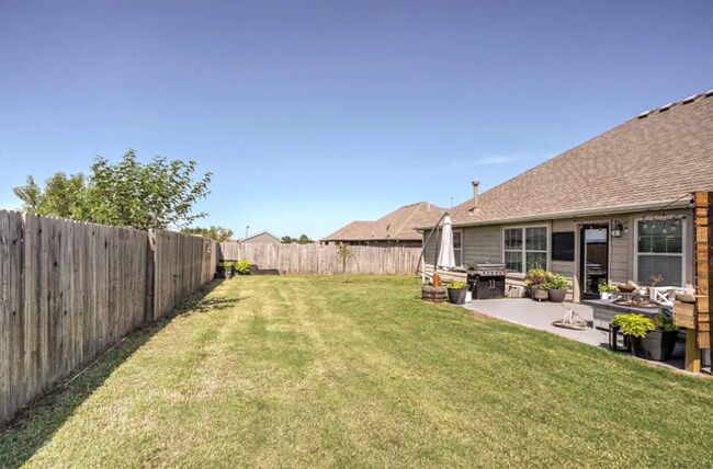 Building Photo - Prime Location! 3 bed/ 2 bath! Coming Soon!