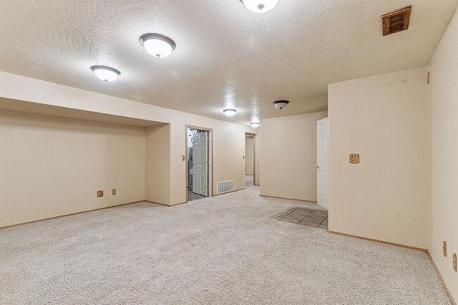 Building Photo - Lolo 4 bedroom, 2 bath, 2,520 Sq. Ft. home...