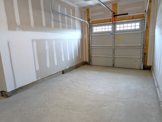 Building Photo - Beautiful, 2 story, end-unit, Townhome located in the Bell Glen Community!