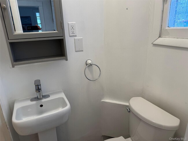 Building Photo - 593 Piermont Ave