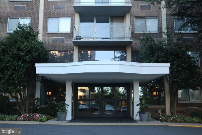 Building Photo - 2059 Huntington Ave