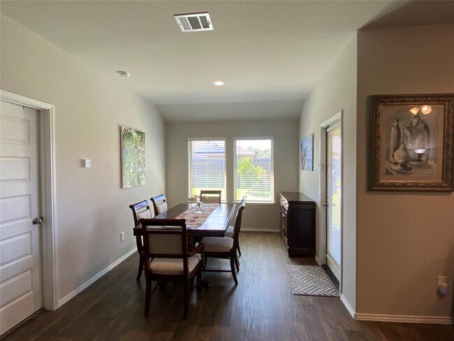 Building Photo - 3935 Country Club Dr