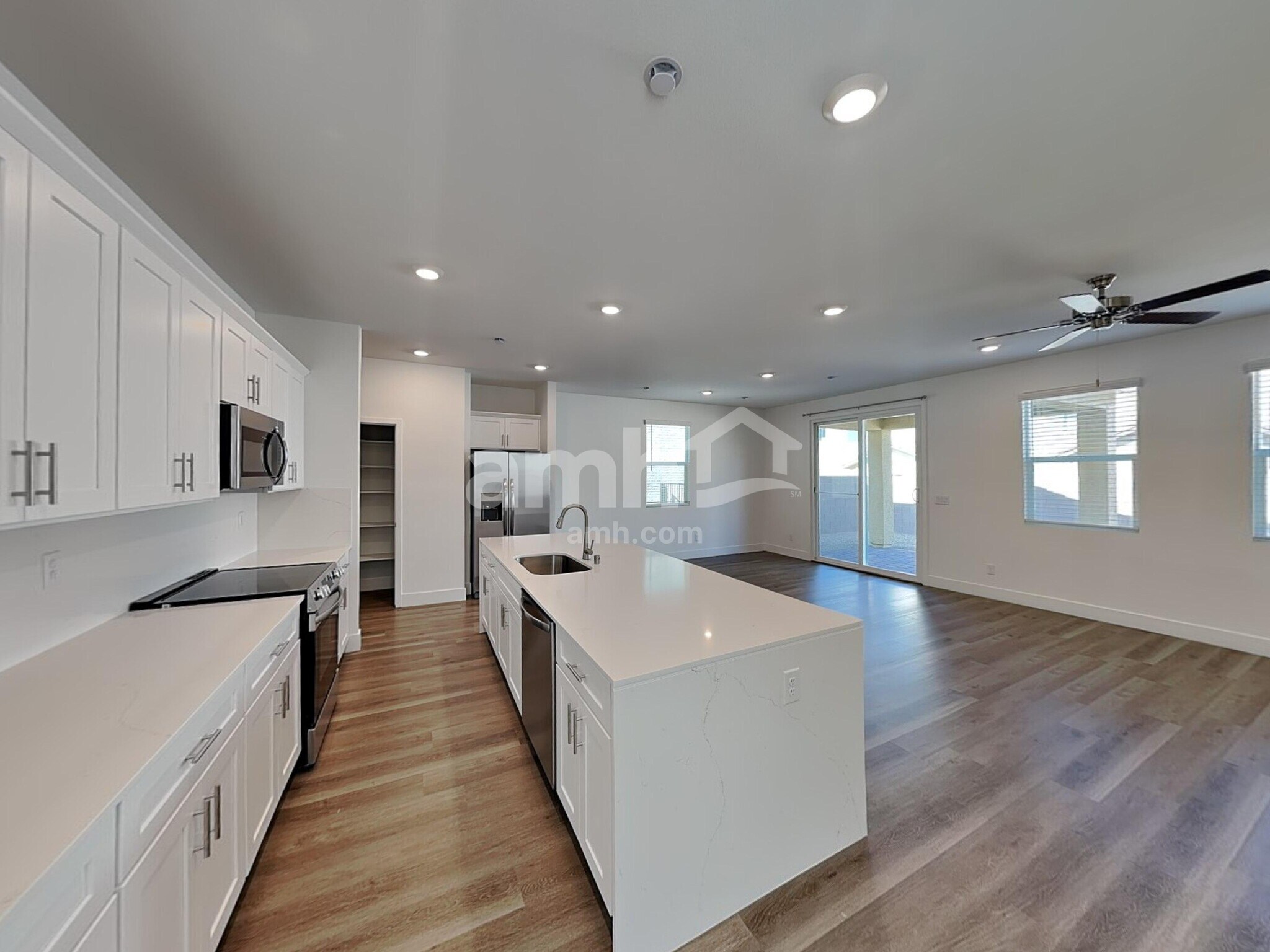 Building Photo - 5864 Vaes Dothrak St