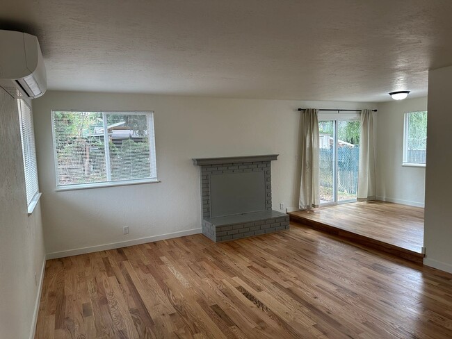 Building Photo - Beautifully updated 3 bedroom, 1 bath hous...