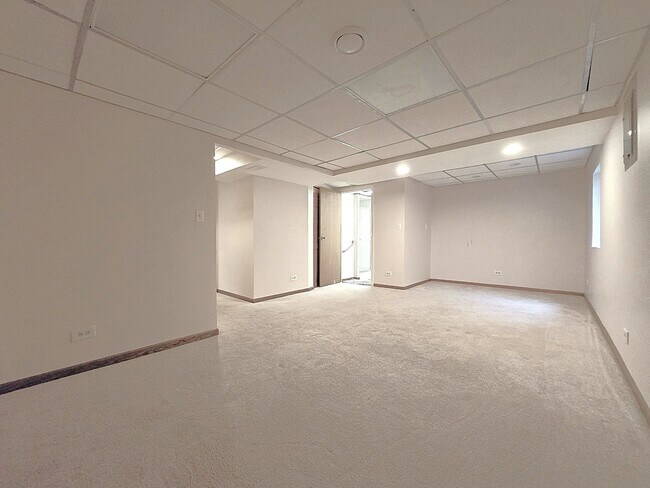 Building Photo - 8 E Shag Bark Ln