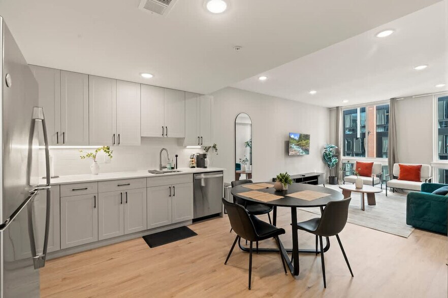 Building Photo - 901 Canal St