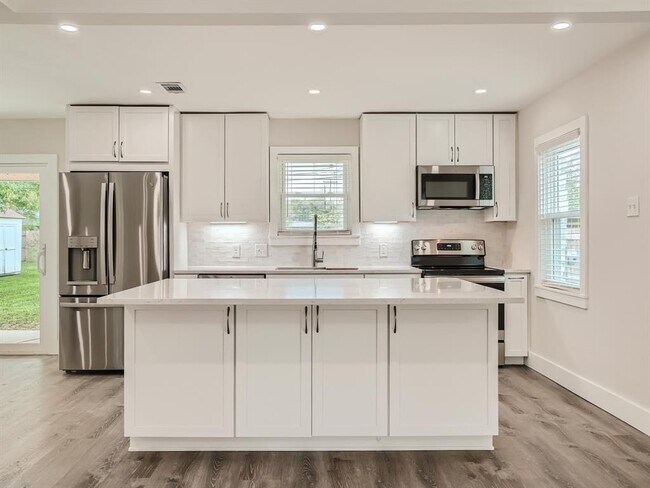 Building Photo - 5804 Eureka Dr