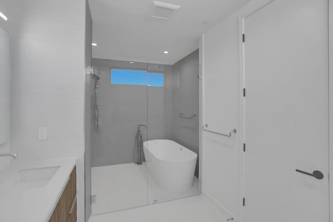 Building Photo - Gorgeous New Townhouse on the Beach