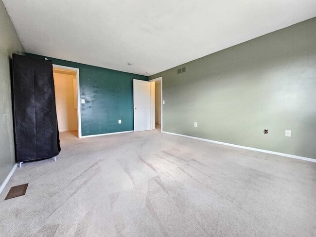 Building Photo - 2011 Vine Way Dr